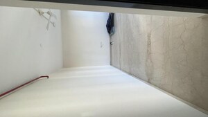 Room in 3 BHK Apartment at Oberoi Realty Esquire, Goregaon East – for Rent