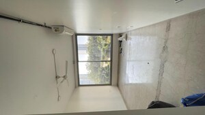 Room in 3 BHK Apartment at Oberoi Realty Esquire, Goregaon East – for Rent