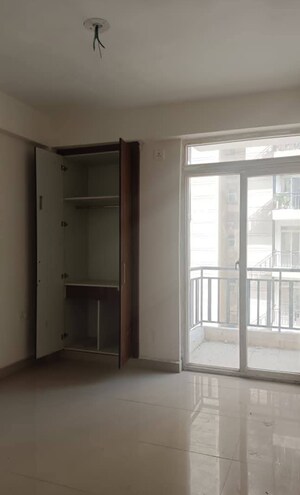 Room in 3 BHK Apartment at Aims Greens Avenue, Sector 4 Greater Noida – for Rent