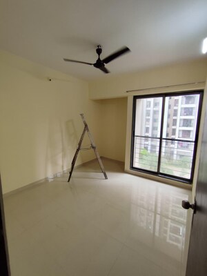 Room in 2 BHK Apartment at Runwal Eirene, Balkum Pada – for Rent