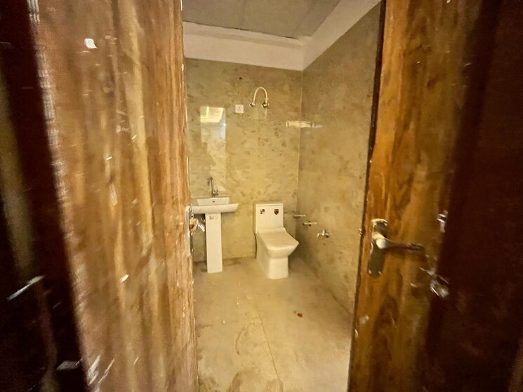 Bathroom, sector 107 3 Bedroom 1400 Sq.Ft. Builder Floor In Sector 107 Noida 9392272