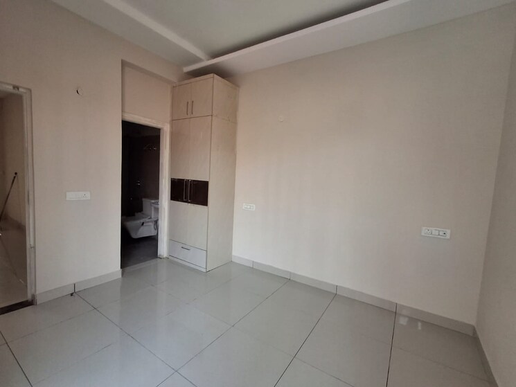 Room, vip road 3 Bedroom 1800 Sq.Ft. Apartment In Vip Road Zirakpur 9392320