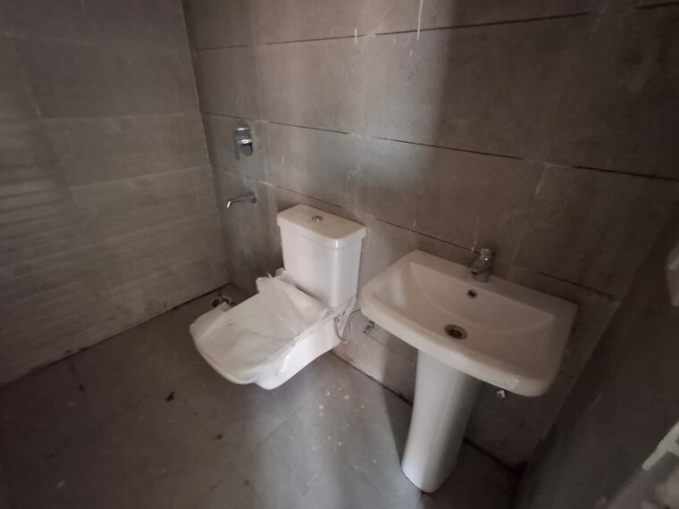 Bathroom, vip road 3 Bedroom 1800 Sq.Ft. Apartment In Vip Road Zirakpur 9392320