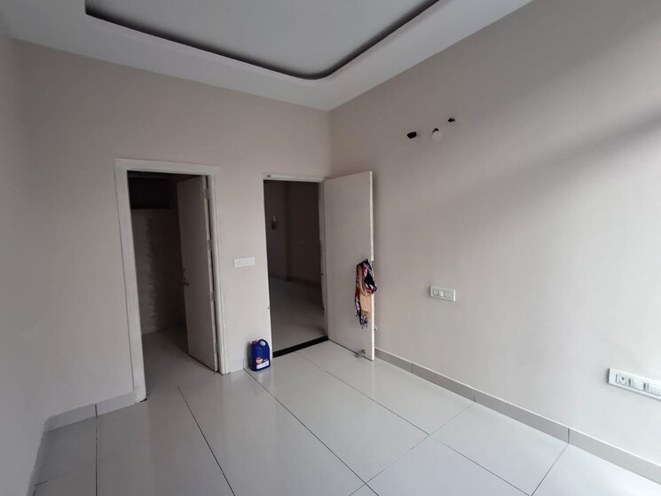 Room, vip road 3 Bedroom 1800 Sq.Ft. Apartment In Vip Road Zirakpur 9392320