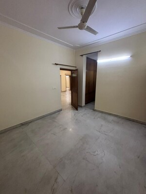 Room in 3 BHK Builder Floor at Sector 40 – for Rent