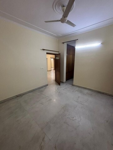 Room in 3 BHK Builder Floor at Sector 40 – for Rent