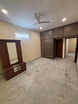 Room in 3 BHK Builder Floor at Sector 40 – for Rent