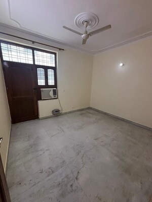 Room in 3 BHK Builder Floor at Sector 40 – for Rent