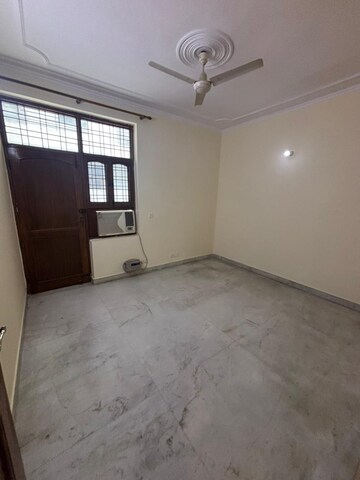 Room in 3 BHK Builder Floor at Sector 40 – for Rent