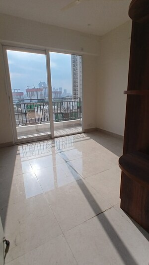 Room in 2 BHK Apartment at Signature Global Prime, Sector 63a – for Rent