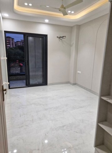 Room in 3 BHK Builder Floor at Sushant Lok 2, Sector 57 – for Rent