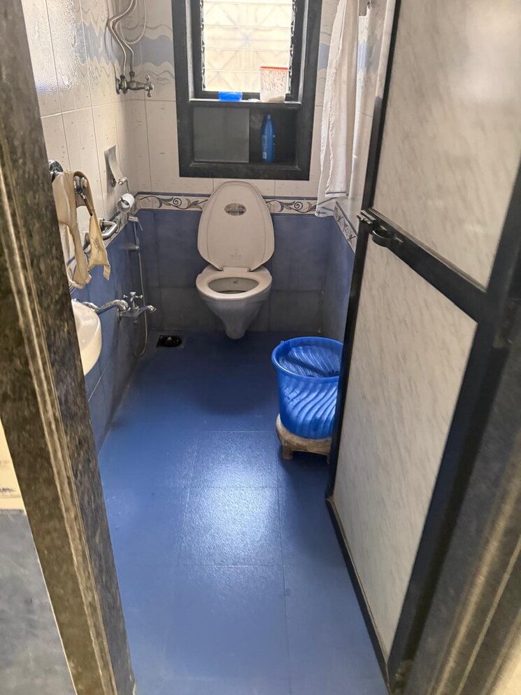 Bathroom, bhagwan-singh-apartment 1 Bedroom 525 Sq.Ft. Apartment In Mahim Mumbai 9392389