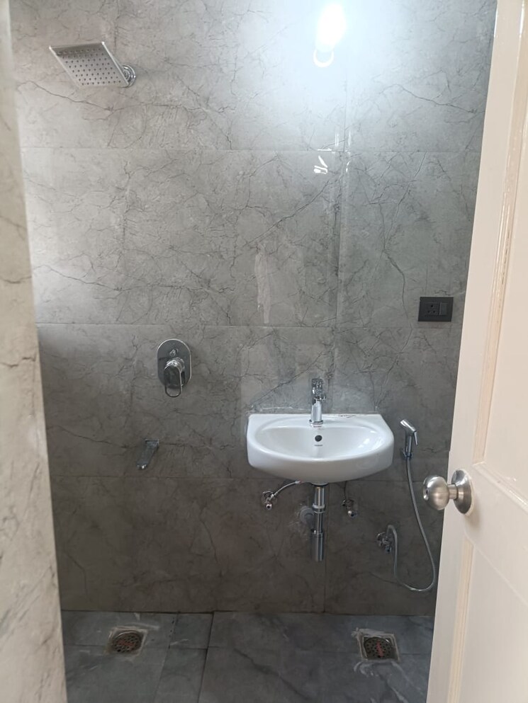 Bathroom, sector 56 2.5 Bedroom 2000 Sq.Ft. Apartment In Sector 56 Gurgaon 9392501