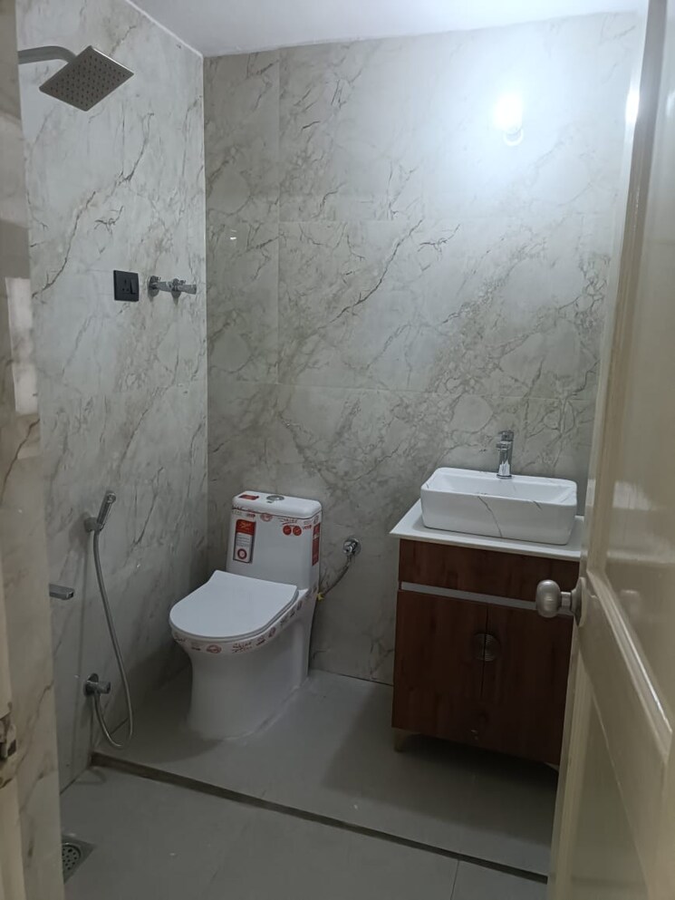 Bathroom, sector 56 2.5 Bedroom 2000 Sq.Ft. Apartment In Sector 56 Gurgaon 9392501