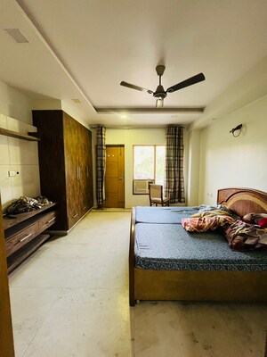 Bedroom in 4 BHK Builder Floor at Sector 40 – for Rent