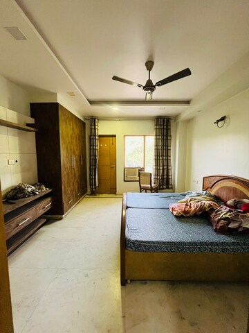 Bedroom in 4 BHK Builder Floor at Sector 40 – for Rent