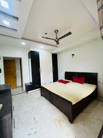 Bedroom in 4 BHK Builder Floor at Sector 40 – for Rent