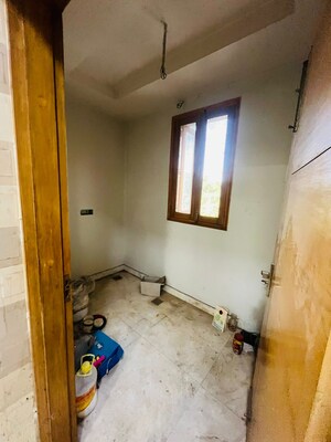 Room in 4 BHK Builder Floor at Sector 40 – for Rent