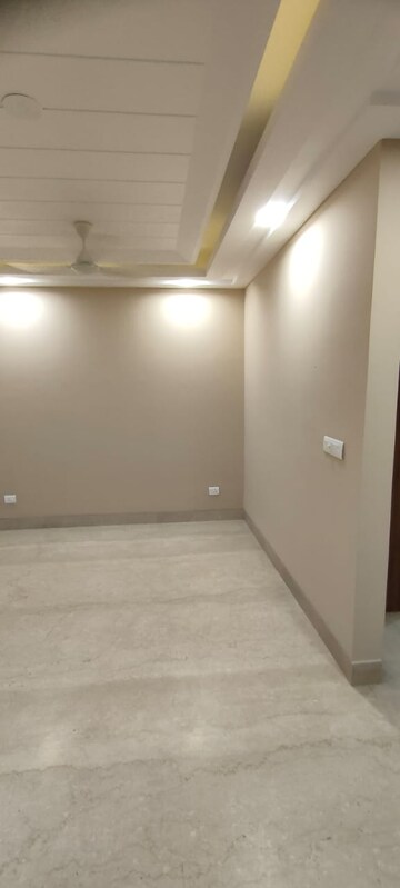 Room in 3 BHK Builder Floor at Rajouri Garden – for Rent