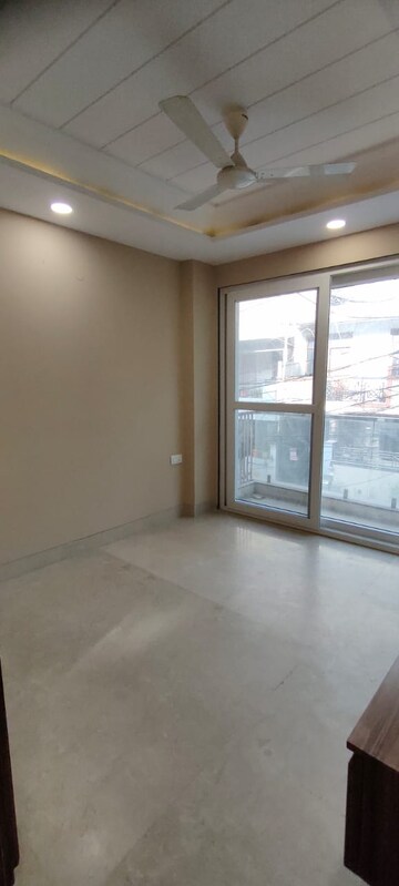 Room in 3 BHK Builder Floor at Rajouri Garden – for Rent