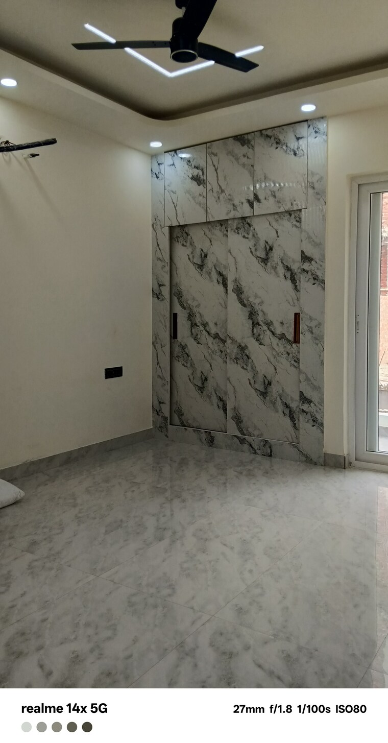 Room, sector 85 3 Bedroom 1150 Sq.Ft. Builder Floor In Sector 85 Faridabad 9392741