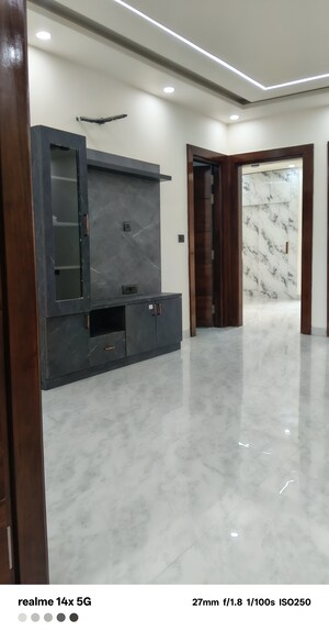 Room in 3 BHK Builder Floor at Sector 85 – for Sale