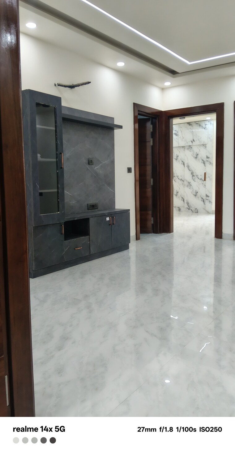 Room, sector 85 3 Bedroom 1150 Sq.Ft. Builder Floor In Sector 85 Faridabad 9392741