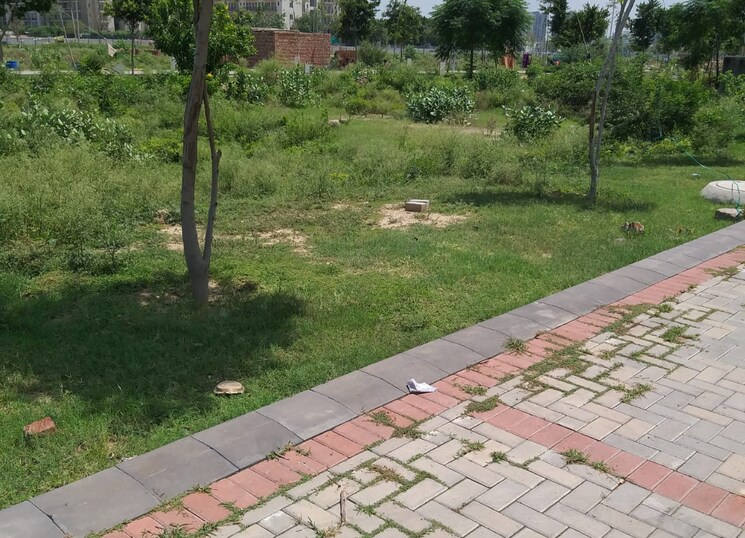 Garden, bptp-parkland  300 Sq.Yd. Plot In Sector 75 Faridabad 9392746