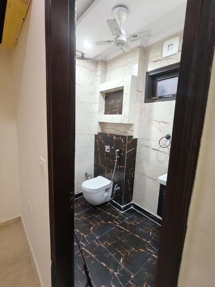 Bathroom, rajouri garden 3 Bedroom 1800 Sq.Ft. Builder Floor In Rajouri Garden Delhi 9392781