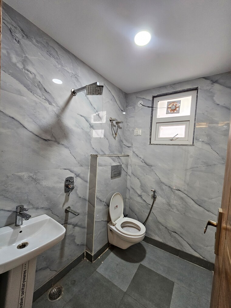Bathroom, chattarpur 2 Bedroom 80 Sq.Yd. Builder Floor In Chattarpur Delhi 9391885