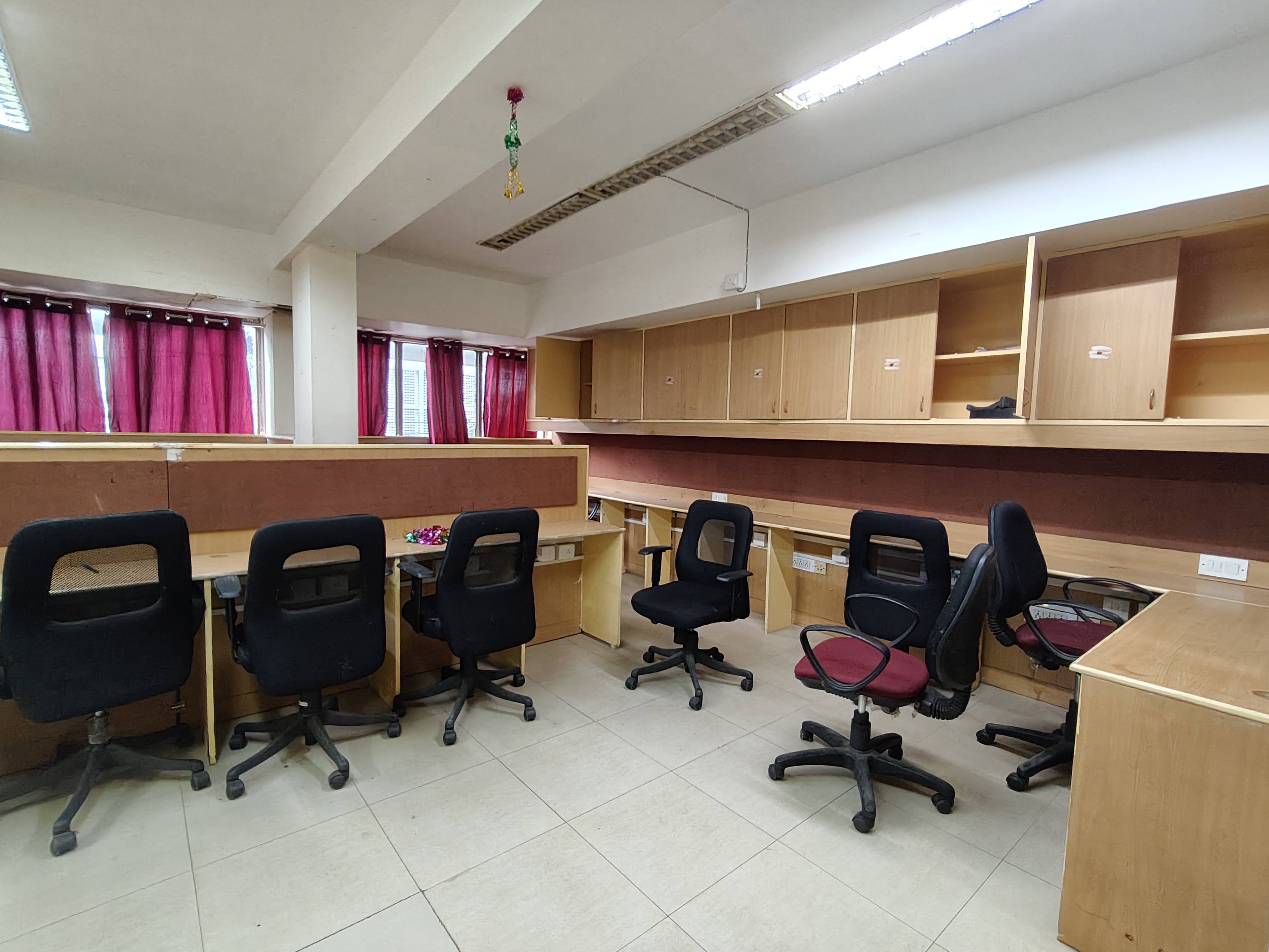 Office Space in IT/SEZ For Rent in 100 Seating Furnished 