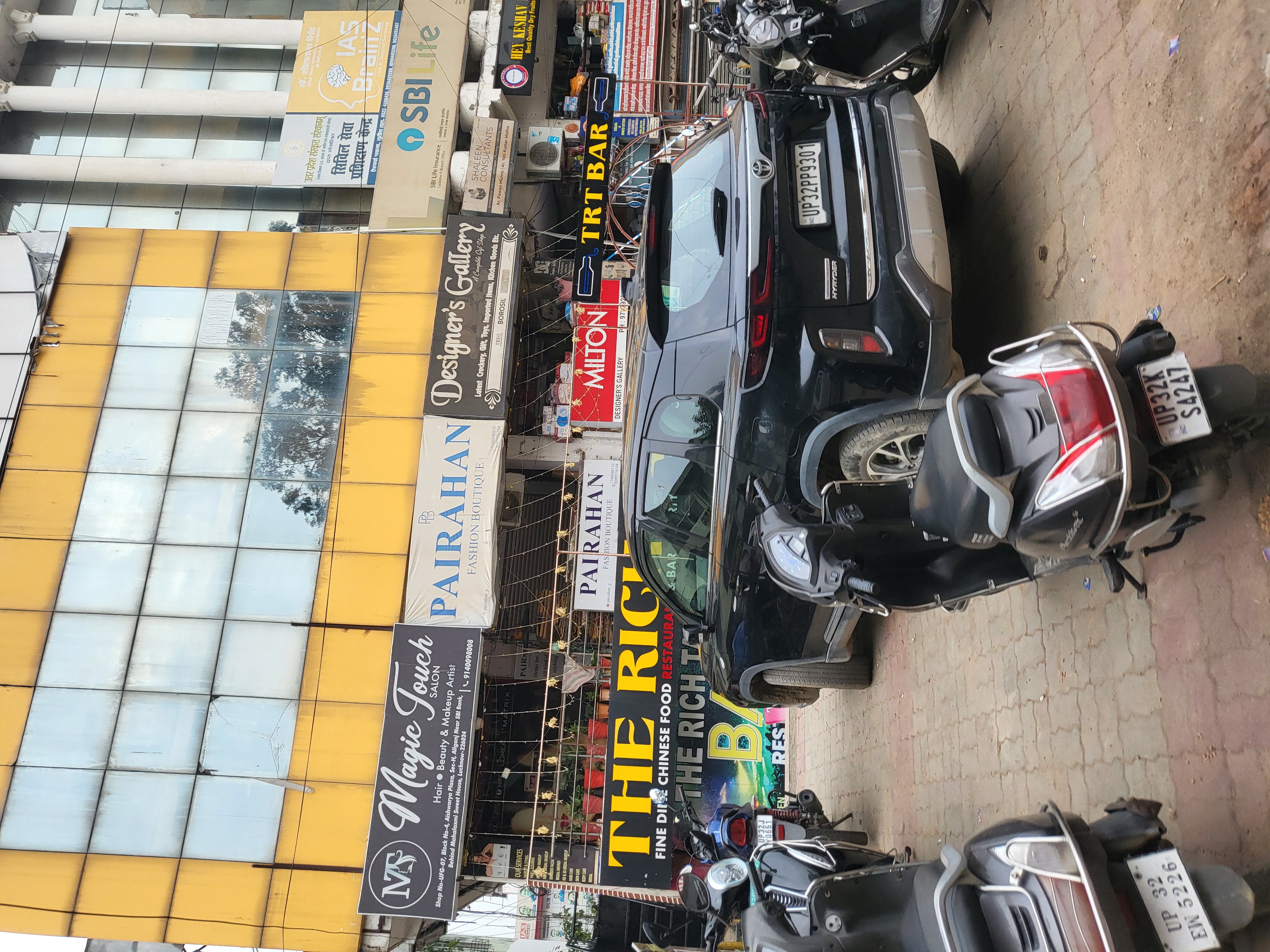 Retail Shop For Rent in Aliganj Plaza