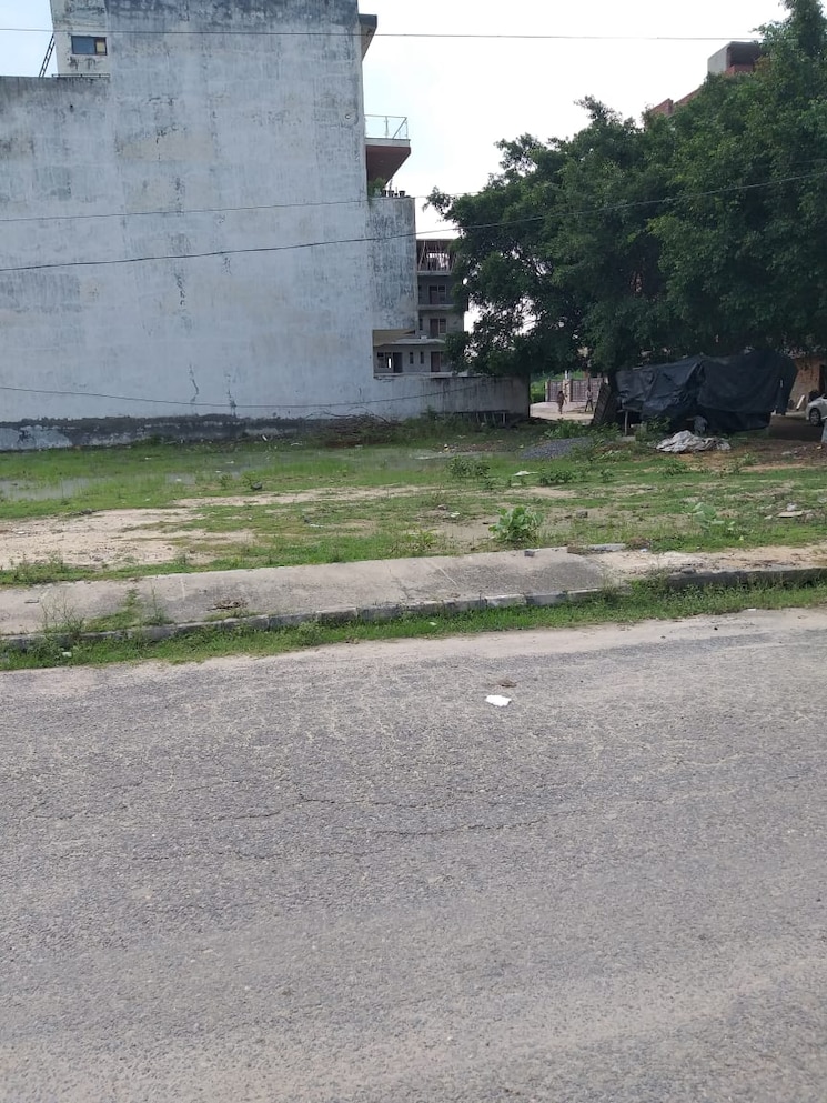 Garden, bptp-parklands  324 Sq.Yd. Plot In Sector 76 Faridabad 9393421