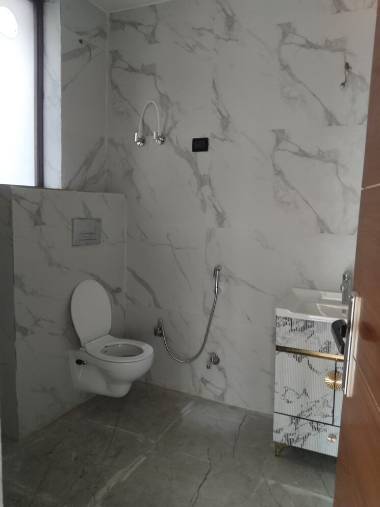 Bathroom, ashoka-enclave-faridabad 4 Bedroom 272 Sq.Yd. Builder Floor In Sector 34 Faridabad 9393937