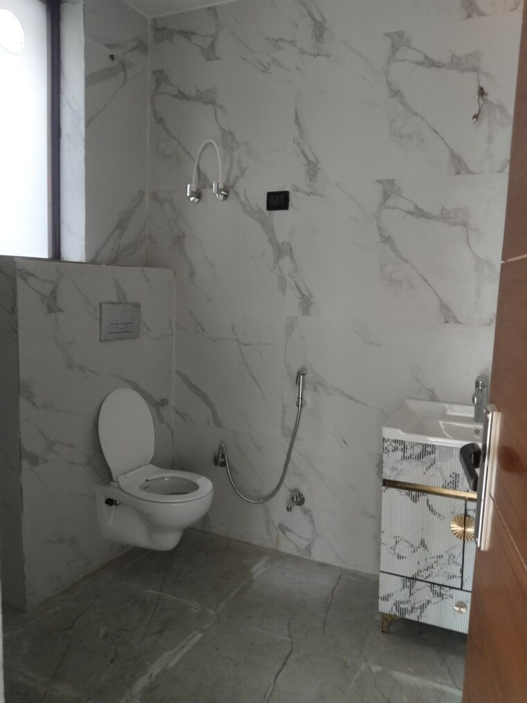 Bathroom, ashoka-enclave-faridabad 4 Bedroom 272 Sq.Yd. Builder Floor In Sector 34 Faridabad 9393937