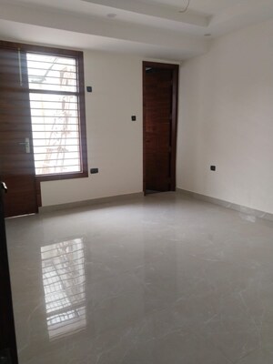 Room in 4 BHK Builder Floor at Ashoka Enclave Faridabad, Sector 34 – for Sale