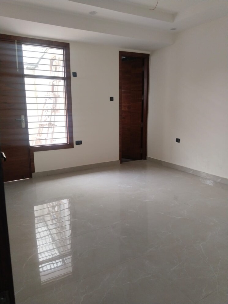 Room, ashoka-enclave-faridabad 4 Bedroom 272 Sq.Yd. Builder Floor In Sector 34 Faridabad 9393937