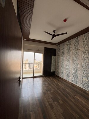 Room in 2 BHK Apartment at Panchsheel Greens II, Sector 16 Greater Noida – for Rent