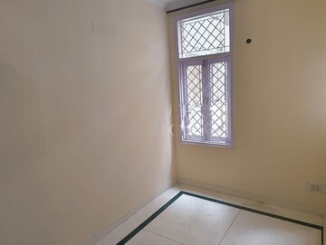 Room in 2 BHK Apartment at Suncity Avenue 76, Sector 76 – for Rent