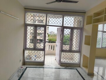 Room in 2 BHK Apartment at Suncity Avenue 76, Sector 76 – for Rent