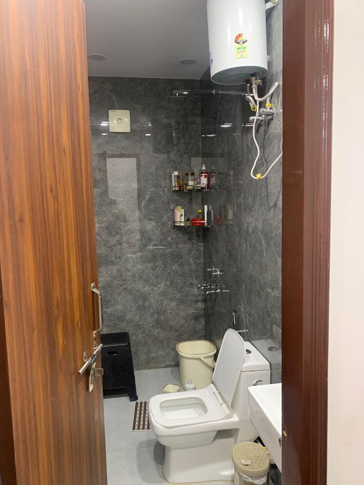 Bathroom, rajouri garden 3 Bedroom 1800 Sq.Ft. Builder Floor In Rajouri Garden Delhi 9394400