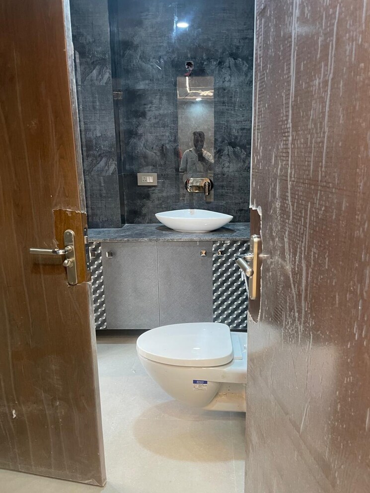 Bathroom, rajouri garden 3 Bedroom 1800 Sq.Ft. Builder Floor In Rajouri Garden Delhi 9394400