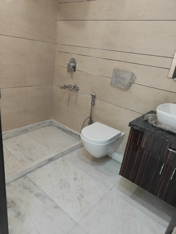 Bathroom, rajouri garden 3 Bedroom 1800 Sq.Ft. Builder Floor In Rajouri Garden Delhi 9394400