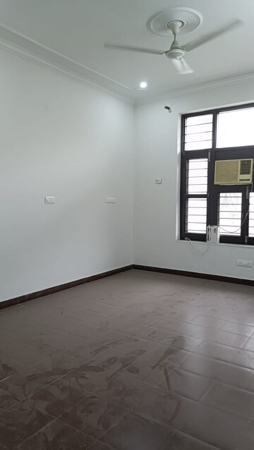 Room in 2 BHK Builder Floor at Sector 46 – for Rent