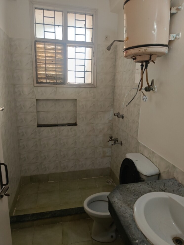Bathroom, unitech-singleton-floors-south-city 3 Bedroom 2700 Sq.Ft. Builder Floor In Sector 50 Gurgaon 9394964