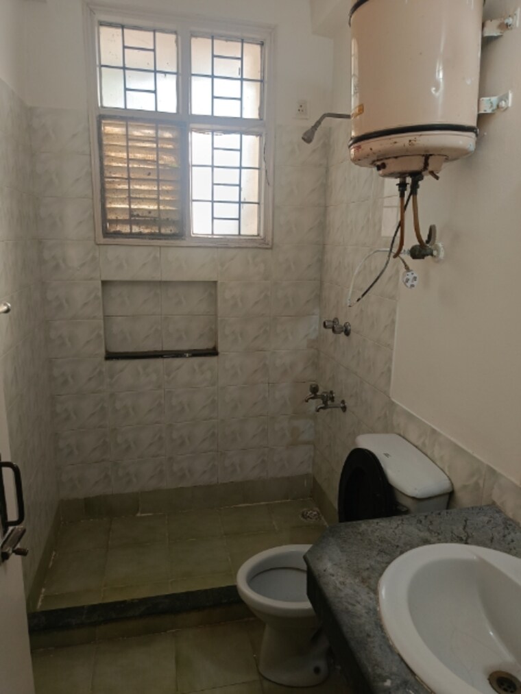 Bathroom, unitech-singleton-floors-south-city 3 Bedroom 2700 Sq.Ft. Builder Floor In Sector 50 Gurgaon 9394964