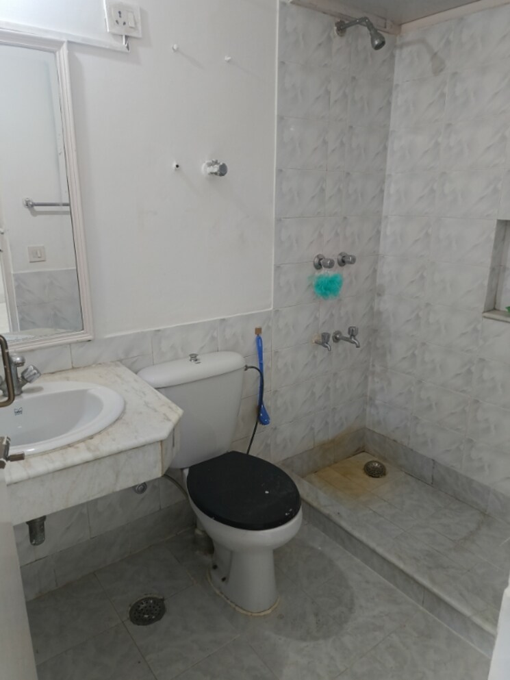 Bathroom, unitech-singleton-floors-south-city 3 Bedroom 2700 Sq.Ft. Builder Floor In Sector 50 Gurgaon 9394964