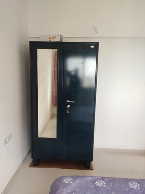 Room in 2 BHK Apartment at Amanora Gold Towers, Hadapsar – for Rent