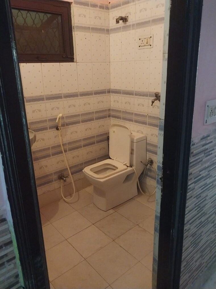 Bathroom, vaishali sector 6 1 Bedroom 450 Sq.Ft. Apartment In Vaishali Sector 6 Ghaziabad 9394834