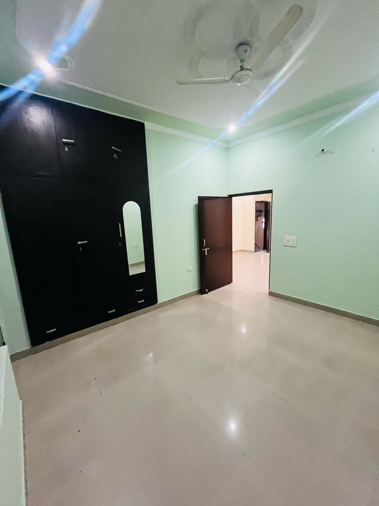 Room, sector 46 2 Bedroom 1409 Sq.Ft. Builder Floor In Sector 46 Gurgaon 9395082